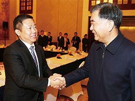 十九屆中央政治局常委，第十三屆全國政協(xié)主席汪洋與周海江握手合影