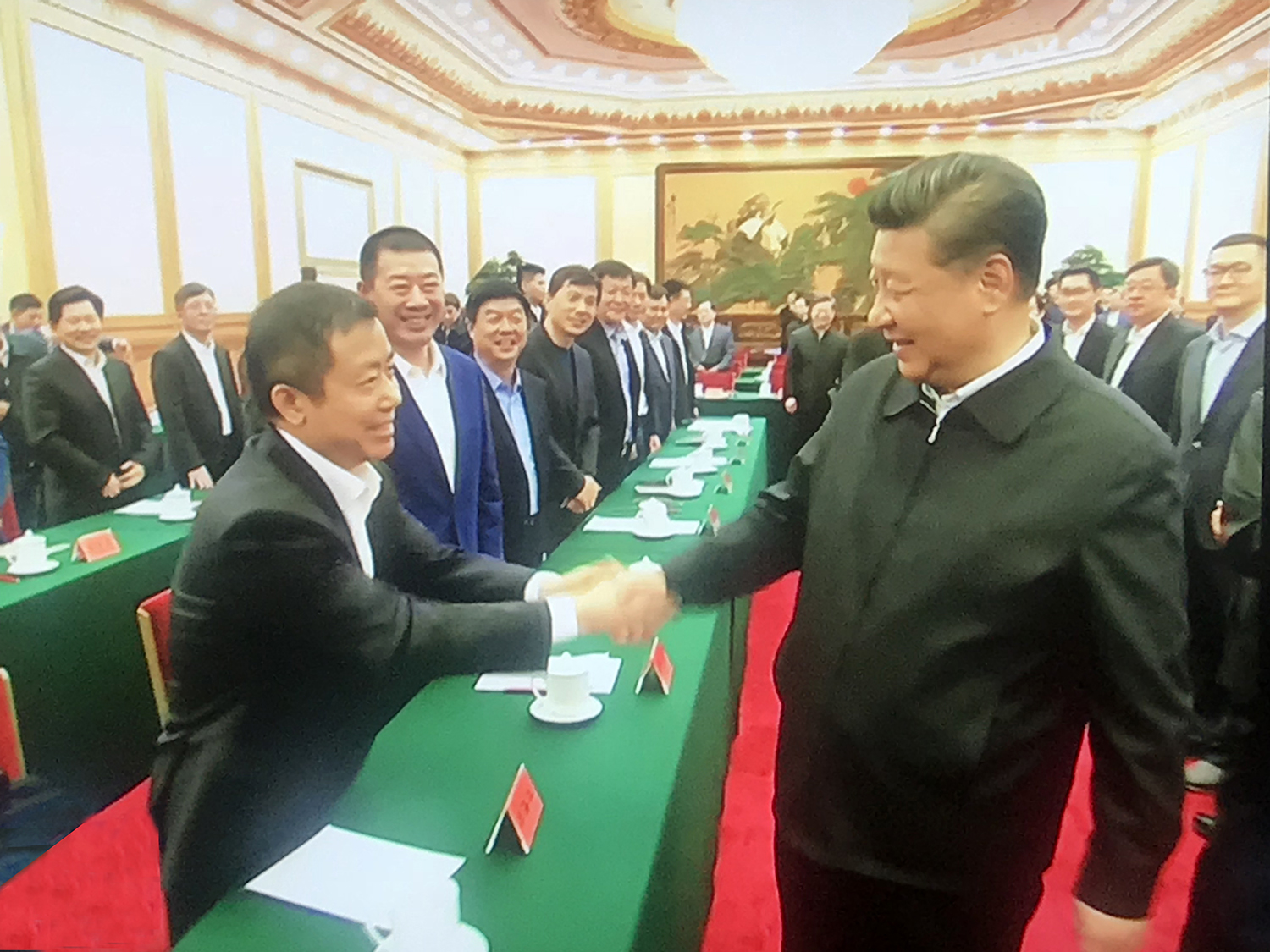 習(xí)近平總書記與周海江親切握手合影